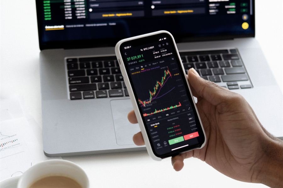 Reading a price chart on a phone